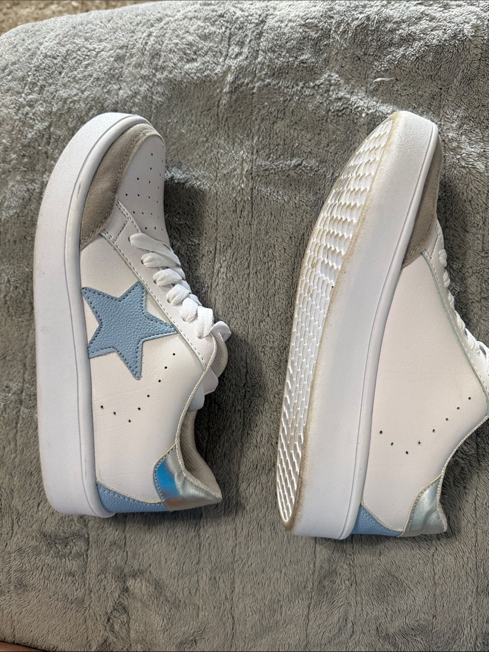 Women’s White Sneakers with Light Blue Star Accent size 6 memory foam - Picture 4 of 8